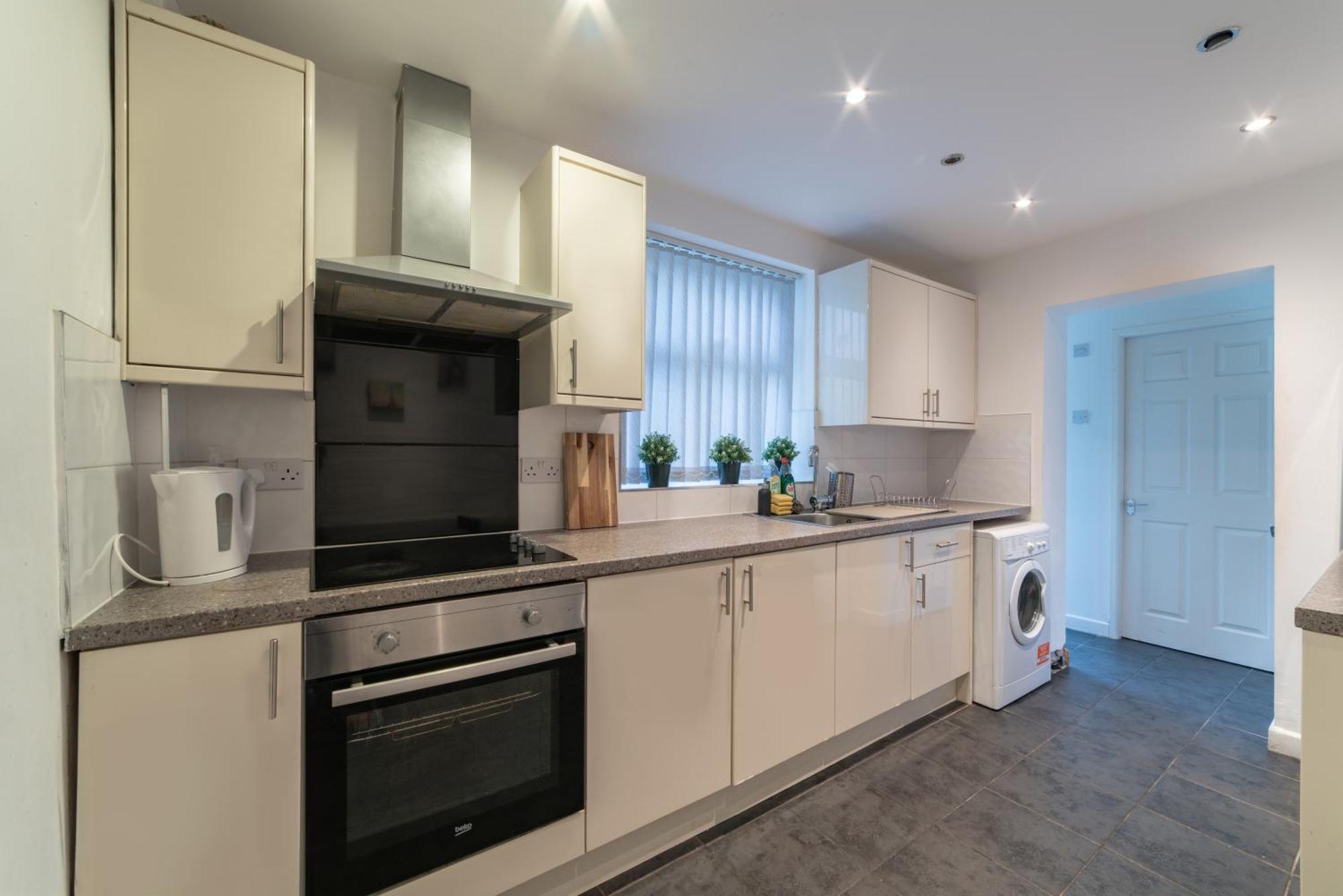 Cozy Rooms In Shared Accommodation Near Anfield Stadium With Parking And Wifi Ливърпул Екстериор снимка